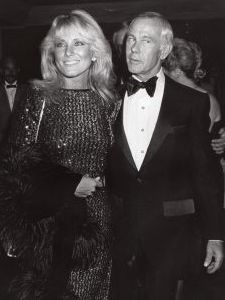 Johnny Carson and Alexis Maas 1982, LA.jpg